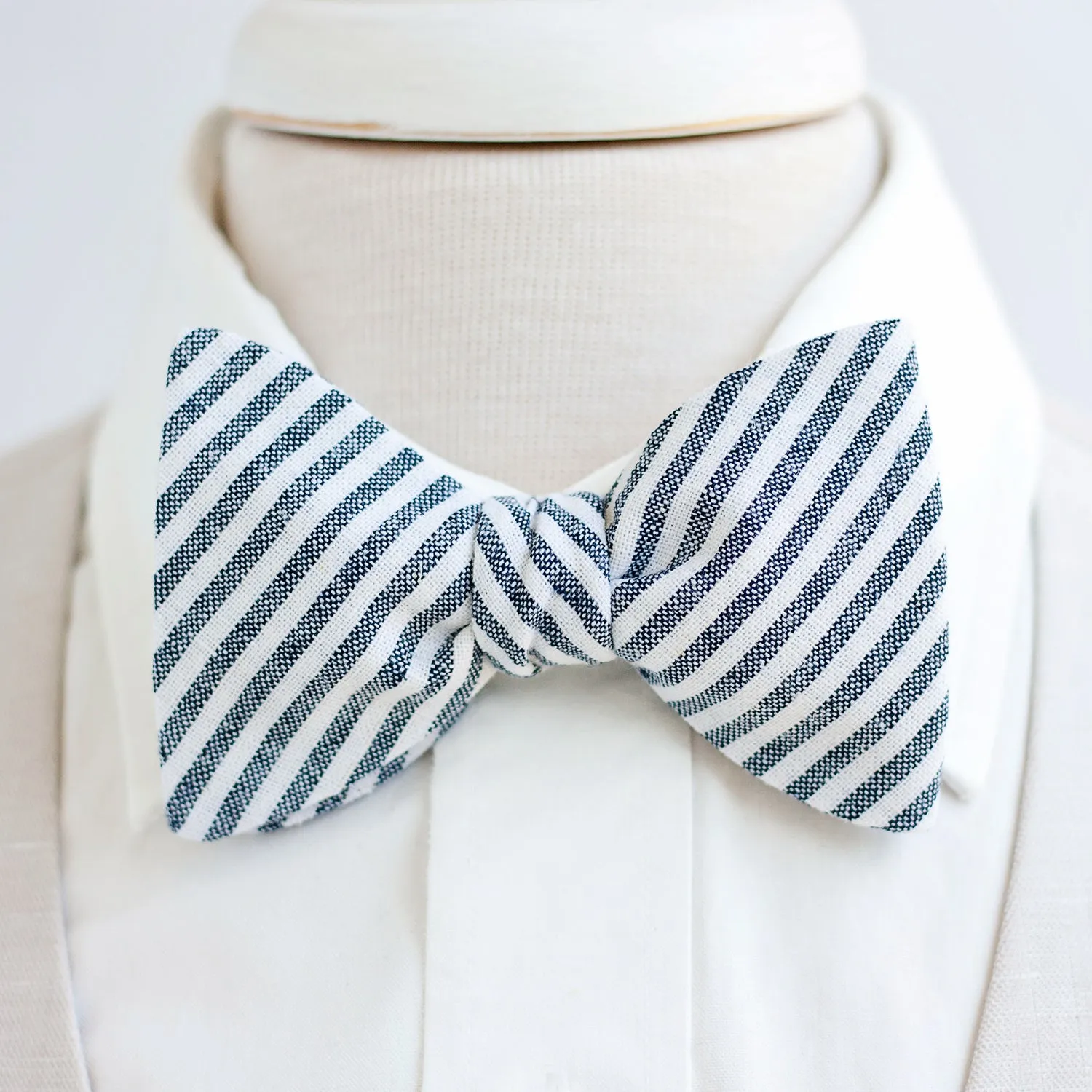 Men's Freestyle Self-Tie Bow Tie / Navy Linen Stripe