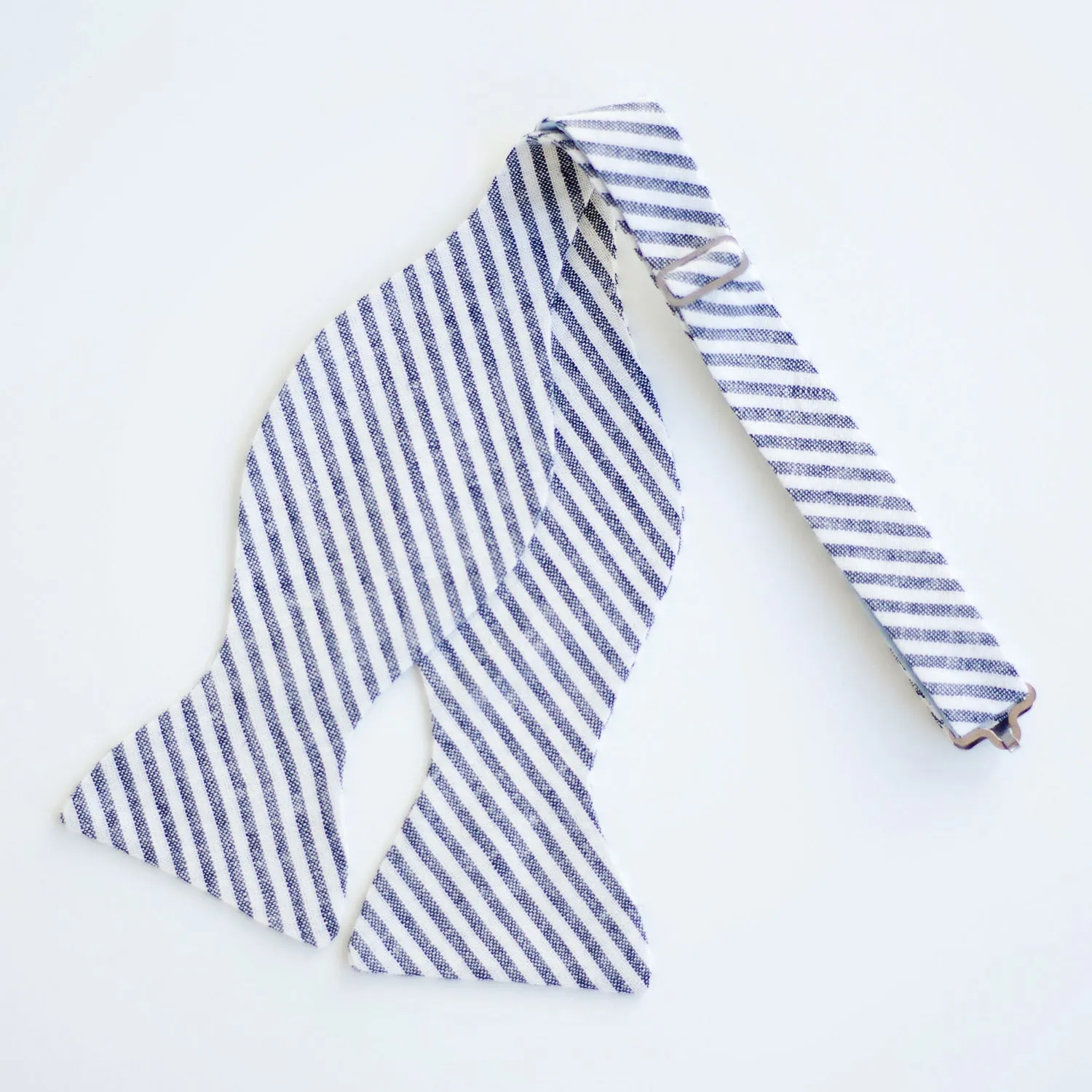 Men's Freestyle Self-Tie Bow Tie / Navy Linen Stripe