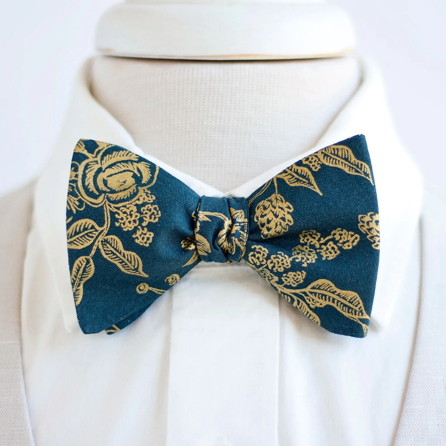 Men's Freestyle Self-Tie Bow Tie / Navy Metallic Toile