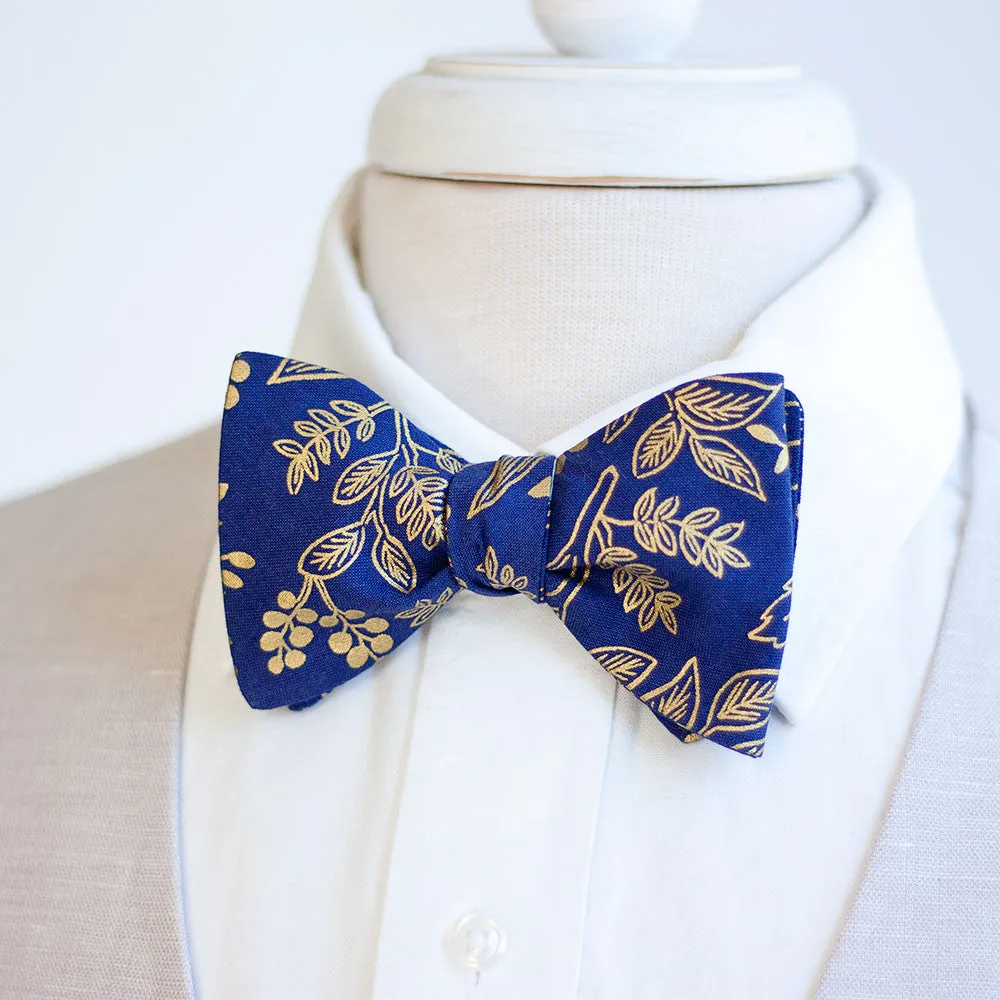 Men's Pocket Square / Queen Anne In Navy And Metallic Gold