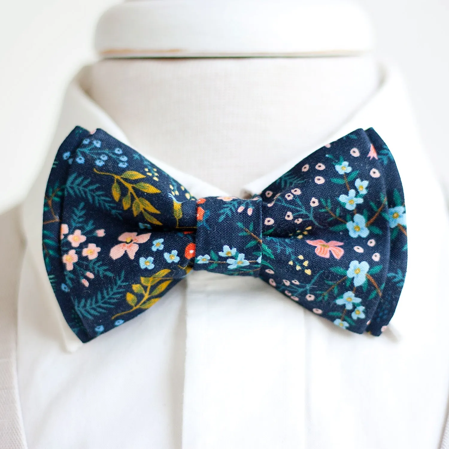 Men's Pre-Tied Bow Tie / Navy Metallic Floral