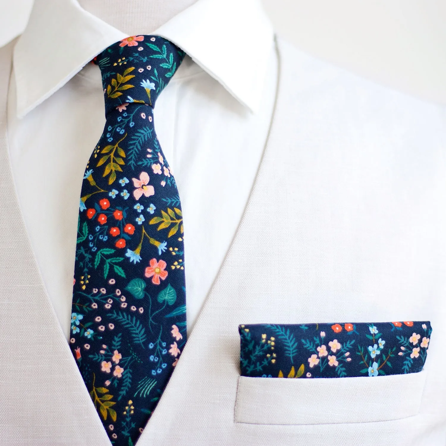 Men's Pre-Tied Bow Tie / Navy Metallic Floral